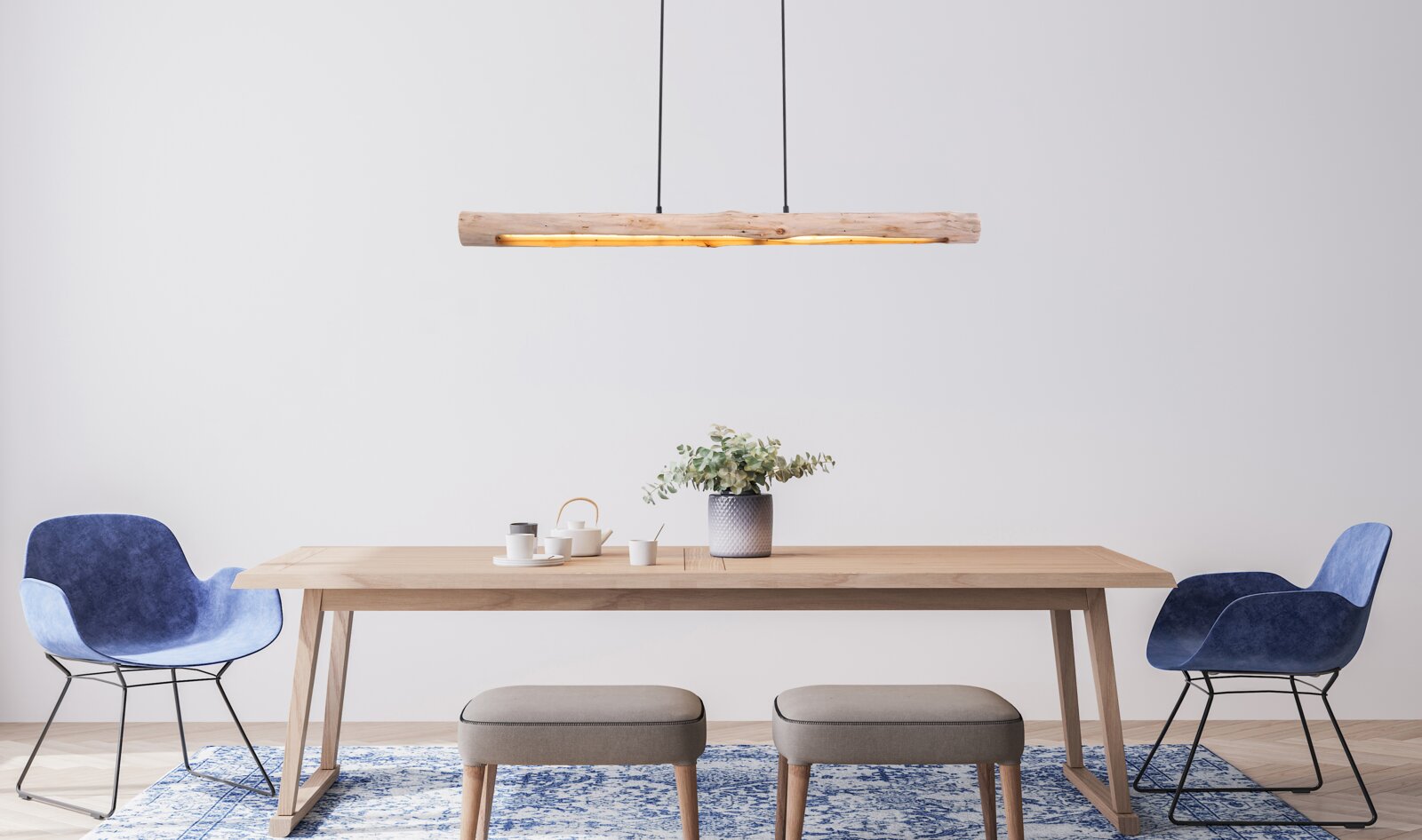 Moderne Hängeleuchte aus Holz über einem Esstisch, seitliche Perspektive