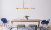 Moderne Hängeleuchte aus Holz über einem Esstisch, seitliche Perspektive