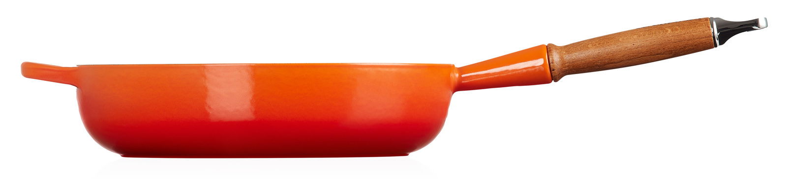 Seitliche Ansicht einer 28cm Sautepfanne in Ofenrot mit Holzgriff.