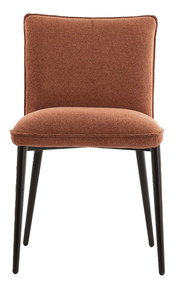 Brauner, gepolsterter Polsterstuhl mit strukturierter Stoffoberfläche und schwarzen, leicht ausgestellten Beinen, frontal von vorne fotografiert.