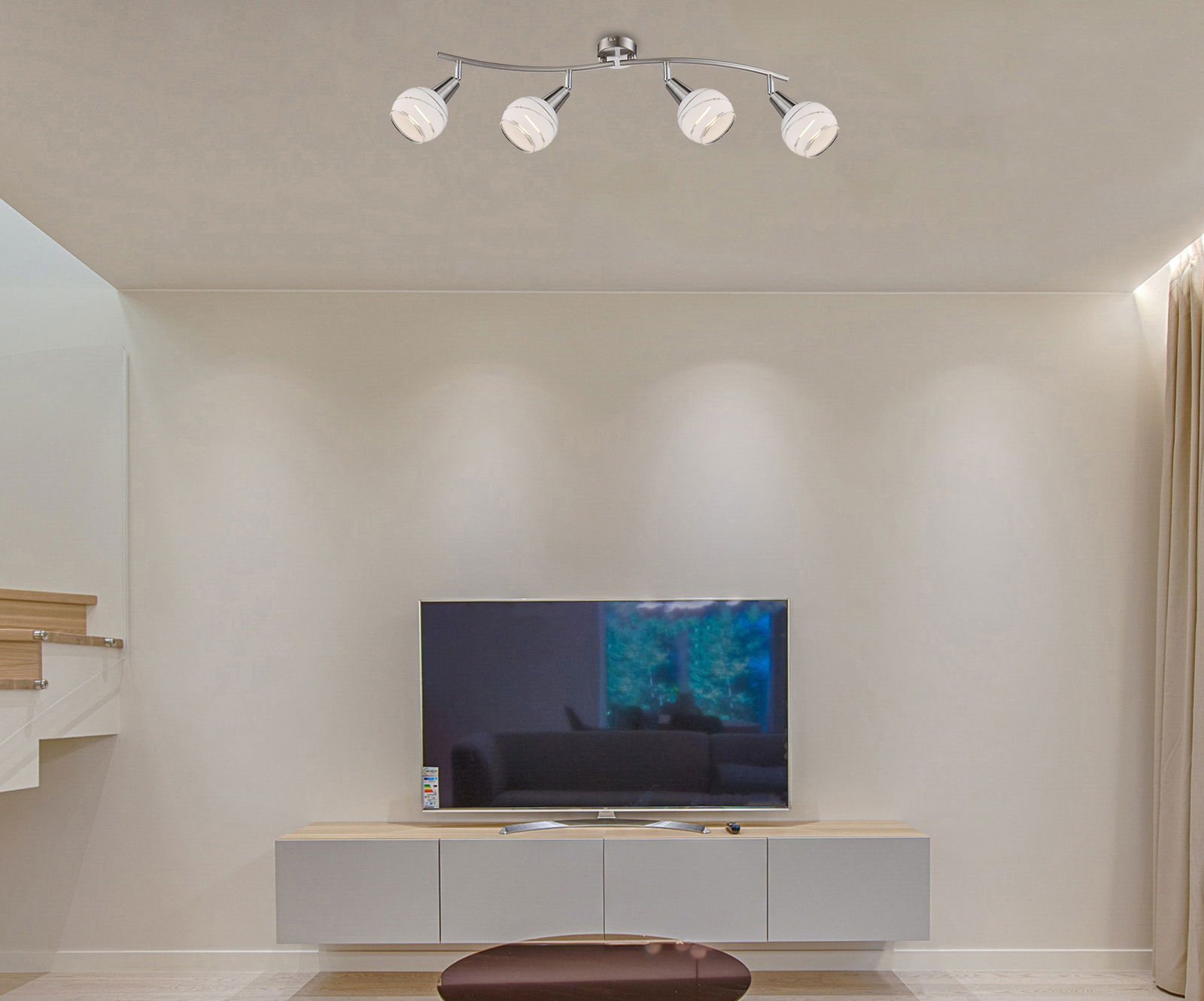 Globo Lighting Strahler Deckenstrahler mit vier verstellbaren Leuchten, montiert in einem modernen Wohnzimmer, Perspektive von unten.