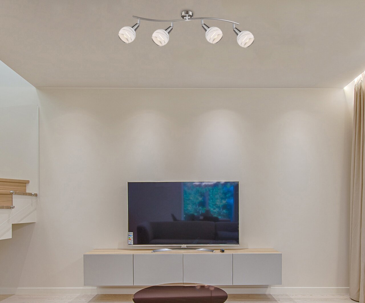 Globo Lighting Strahler Deckenstrahler mit vier verstellbaren Leuchten, montiert in einem modernen Wohnzimmer, Perspektive von unten.