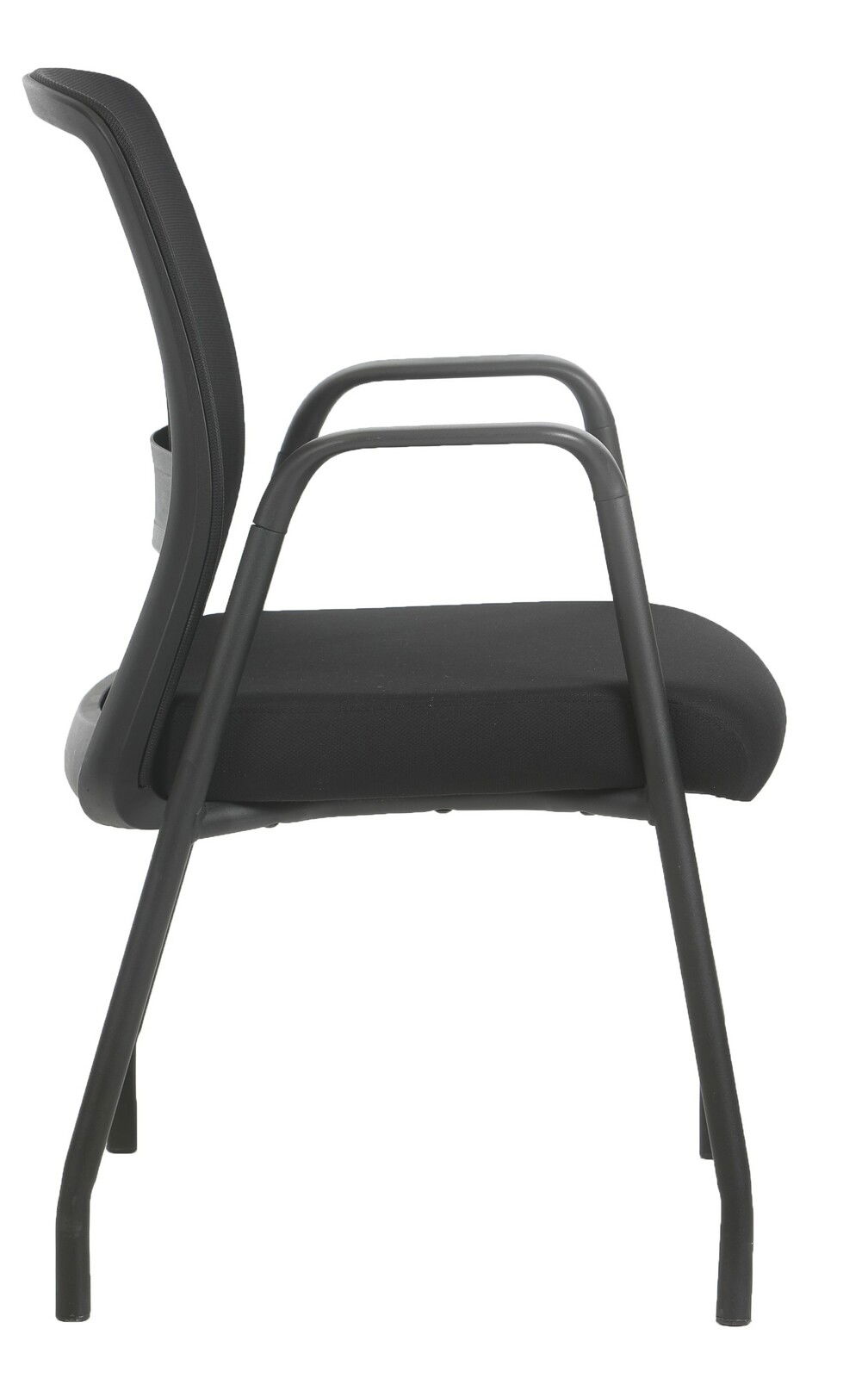 Seitenansicht eines schwarzen Besucherstuhls mit Armlehnen und Metallrahmen