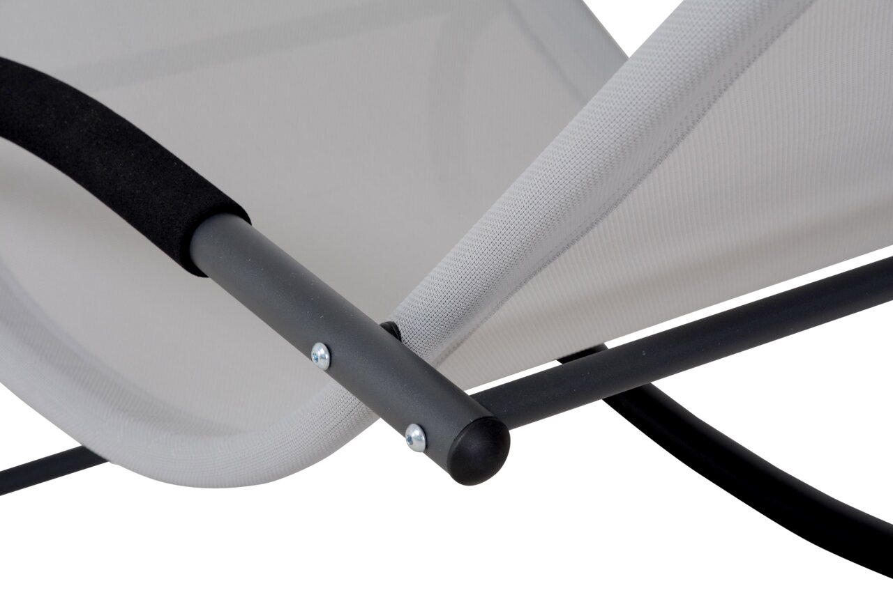 Nahaufnahme einer Schaukelliege mit grauem Metallrahmen und schwarzem Polstergriff, seitliche Perspektive