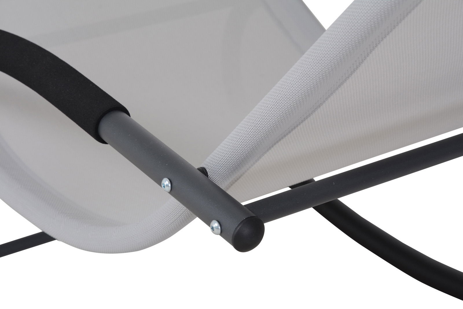 Nahaufnahme einer Schaukelliege mit grauem Metallrahmen und schwarzem Polstergriff, seitliche Perspektive