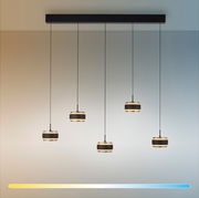 Moderne LED-Pendelleuchte mit fünf hängenden Lampen, seitliche Perspektive