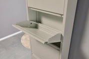 Geöffnete, nach vorn abklappende Metallklappe eines hellgrauen Schrank-/Gehäusemoduls, Detailansicht aus schräger Seitenperspektive von vorn