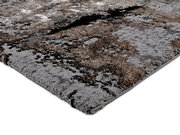 Designer Teppich in Grau- und Brauntönen mit abstraktem Muster, seitliche Perspektive