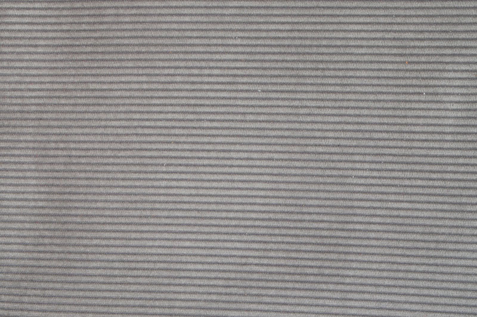 Nahaufnahme eines grauen, gestreiften Stoffes in horizontaler Perspektive