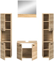 Frontale Ansicht einer Badkombination aus Holzoptik mit zwei hohen Schränken, einem Waschbeckenunterschrank und einem Spiegel.