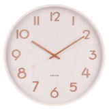 Große Wanduhr aus Bassholz mit klaren, braunen Ziffern und Zeigern auf hellem Hintergrund, frontal abgebildet.