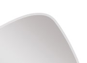 Nahaufnahme eines Facettenspiegels mit abgerundeter Ecke, perspektivisch von oben betrachtet.