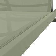 Nahaufnahme einer Sonnenliege aus seitlicher Perspektive mit hellgrünem Stoffbezug.