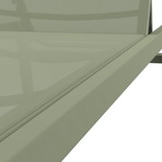 Nahaufnahme einer Sonnenliege aus seitlicher Perspektive mit hellgrünem Stoffbezug.