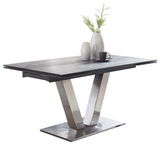 Moderner Esstisch mit V-förmigem Metallgestell und dunkler Tischplatte, seitliche Perspektive