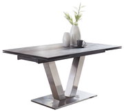 Moderner Esstisch mit V-förmigem Metallgestell und dunkler Tischplatte, seitliche Perspektive