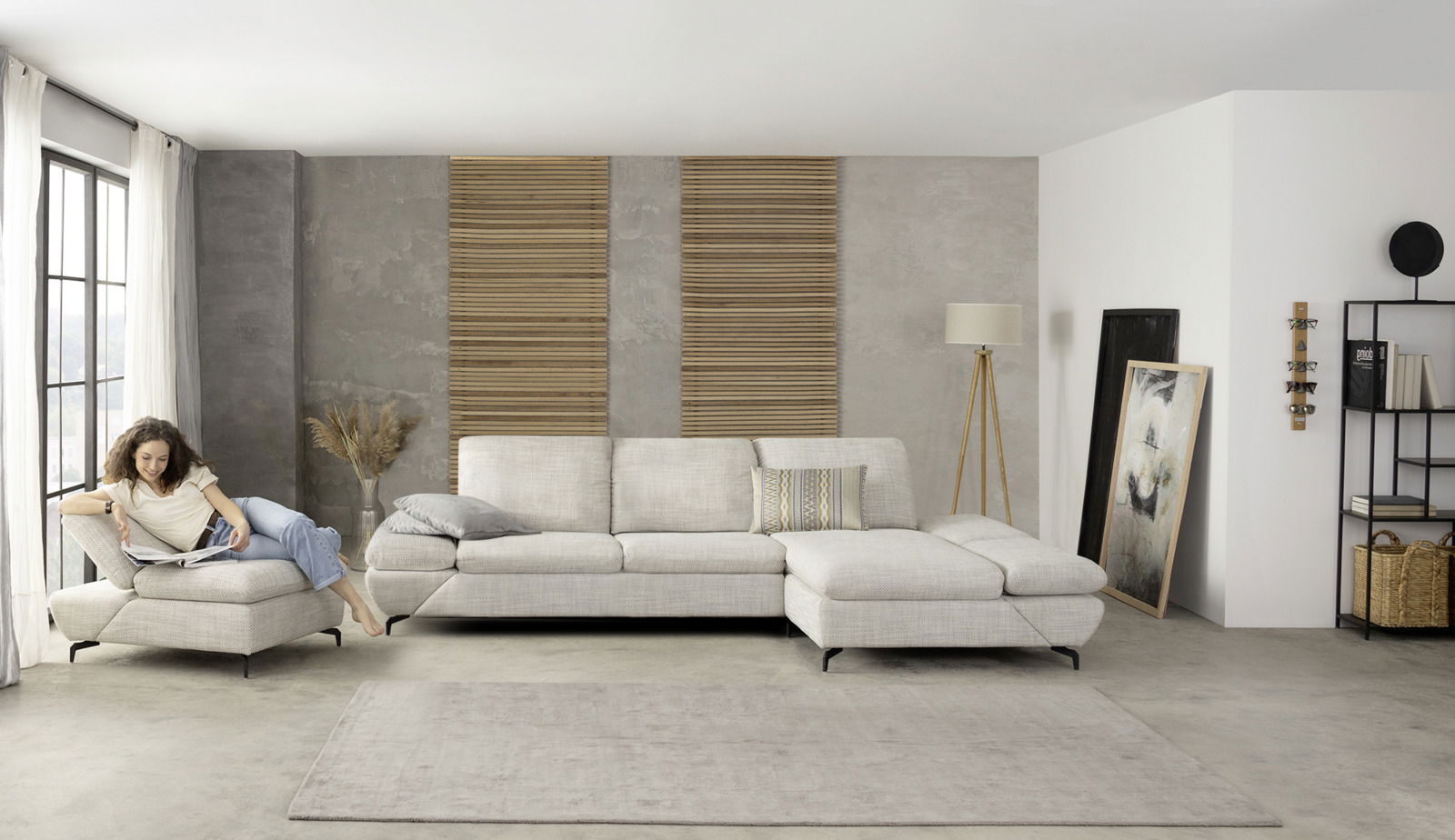 Moderne Longchairkombination in hellem Stoff, seitliche Perspektive, mit einer Person, die entspannt ein Buch liest.