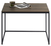 Moderner Beistelltisch mit dunkler Holzplatte und schwarzem Metallgestell, frontal fotografiert. Auf dem Tisch stehen ein Glas, ein Notizbuch und eine zusammengerollte Zeitschrift.