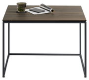 Moderner Beistelltisch mit dunkler Holzplatte und schwarzem Metallgestell, frontal fotografiert. Auf dem Tisch stehen ein Glas, ein Notizbuch und eine zusammengerollte Zeitschrift.