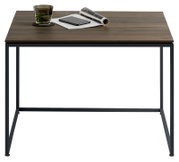 Moderner Beistelltisch mit dunkler Holzplatte und schwarzem Metallgestell, frontal fotografiert. Auf dem Tisch stehen ein Glas, ein Notizbuch und eine zusammengerollte Zeitschrift.