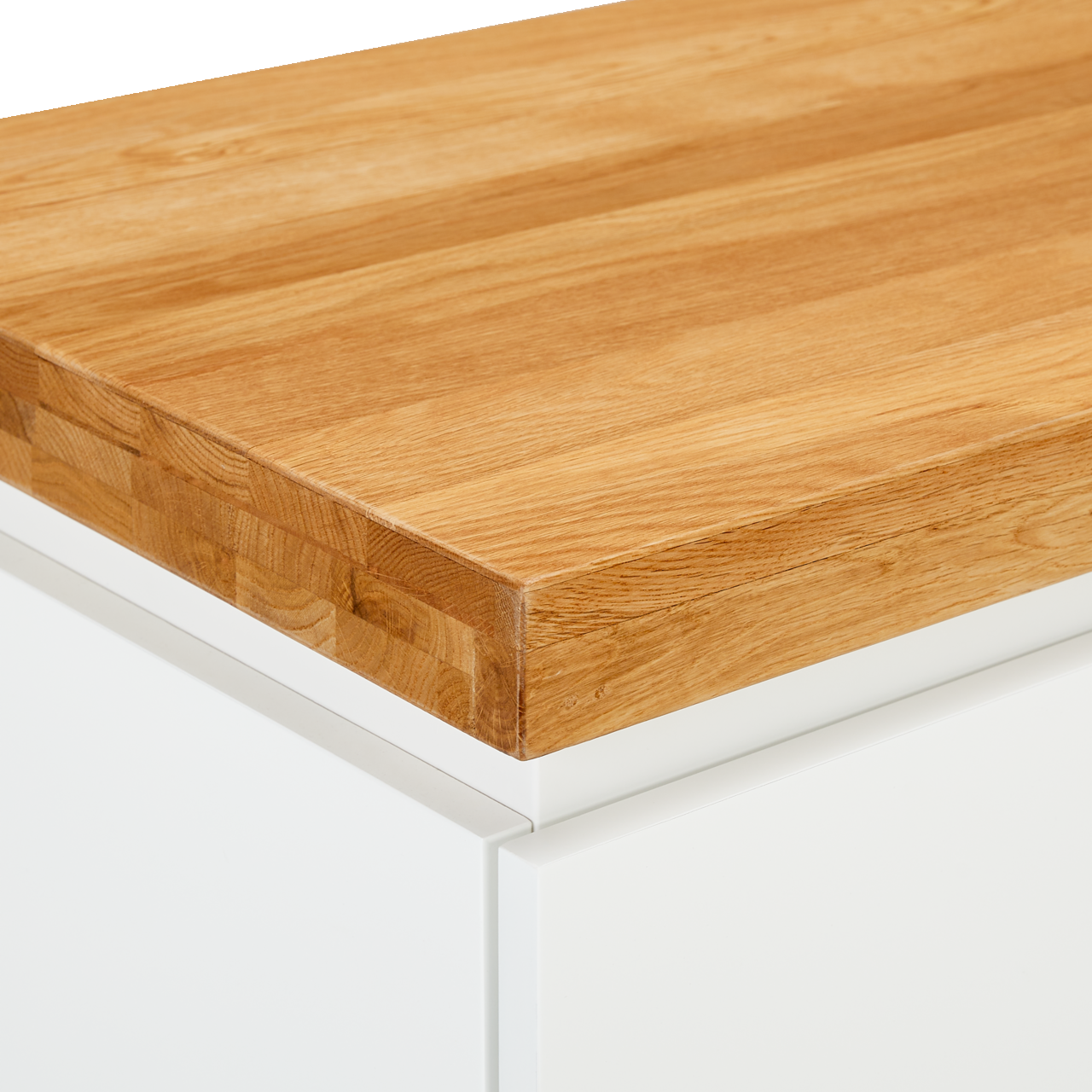 Novel TV-Lowboard DALTON Nahaufnahme einer weißen Kommode mit einer Holzoberfläche aus Eichenholz, Perspektive von oben.