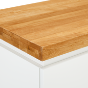 Nahaufnahme einer weißen Kommode mit einer Holzoberfläche aus Eichenholz, Perspektive von oben.