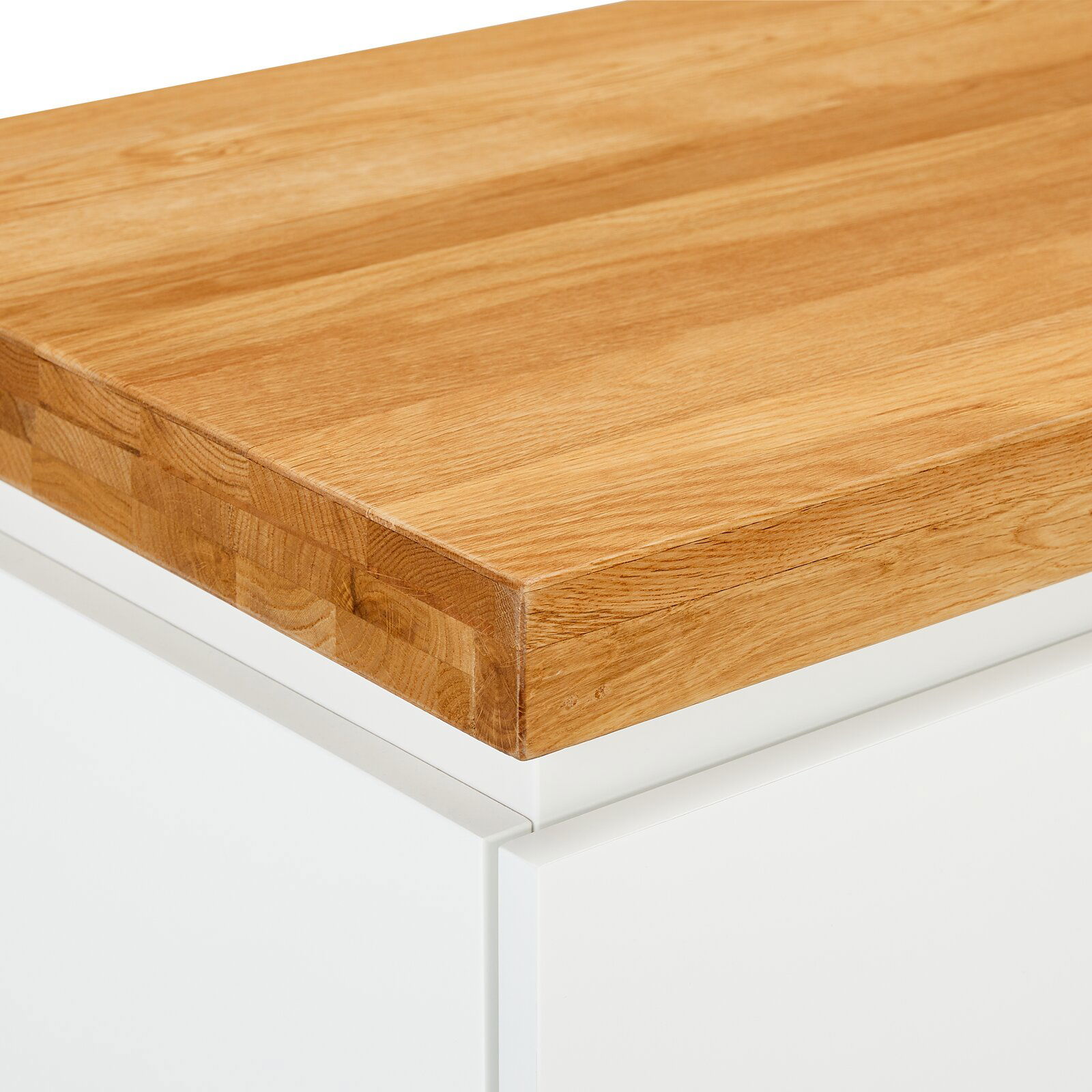 Novel TV-Lowboard DALTON Nahaufnahme einer weißen Kommode mit einer Holzoberfläche aus Eichenholz, Perspektive von oben.