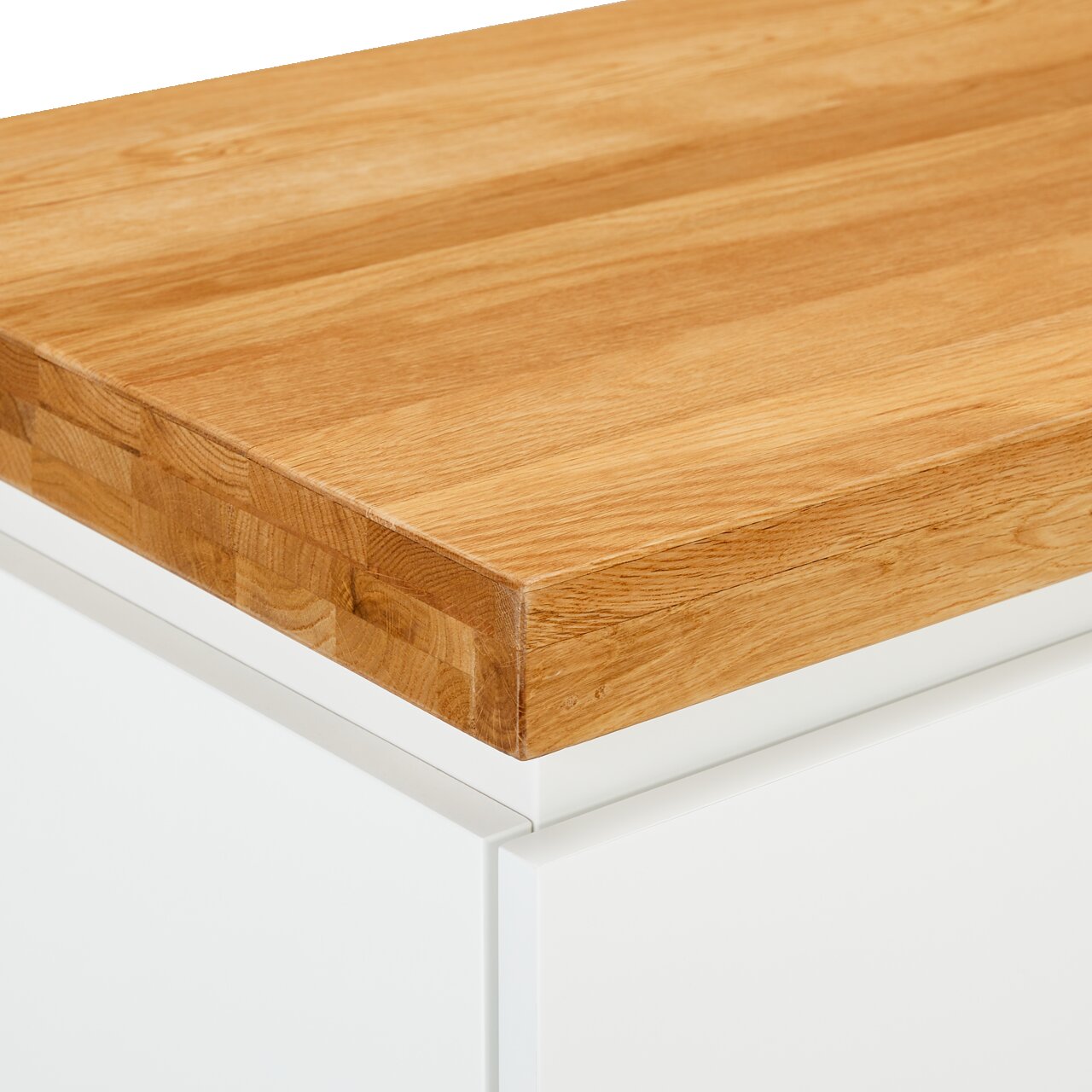 Nahaufnahme einer weißen Kommode mit einer Holzoberfläche aus Eichenholz, Perspektive von oben.