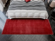 Roter Teppich vor einem Bett, Vogelperspektive