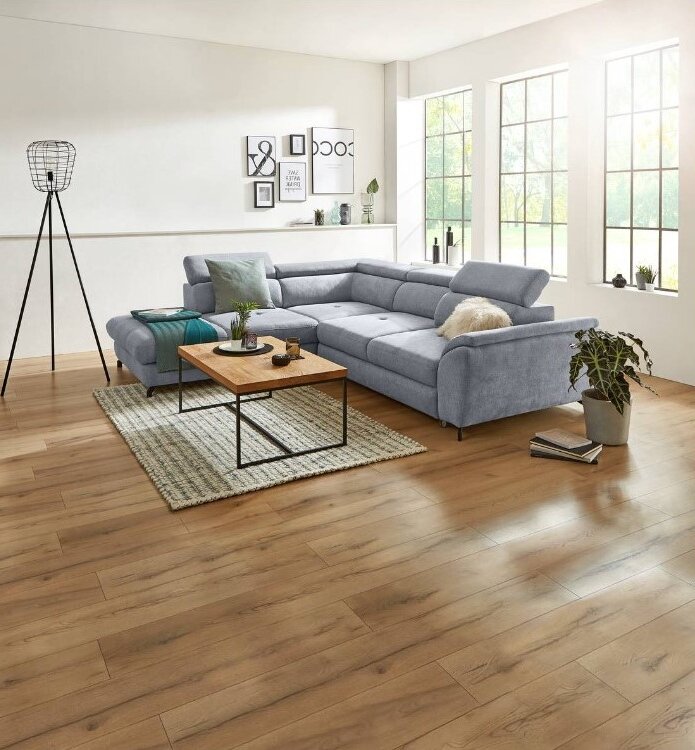 Eckgarnitur in einem modernen Wohnzimmer mit großen Fenstern, Holzboden und stilvoller Dekoration, seitliche Perspektive