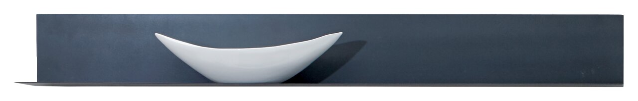 Modernes Wandpaneel in dunklem Farbton mit dekorativer, weißer Schale, frontal betrachtet.