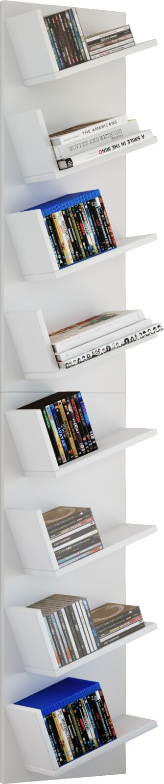 Weißes, wandmontiertes vertikales Medienregal mit mehreren schrägen Ablagen, gefüllt mit Büchern und DVDs/Blu-rays seitliche Frontansicht in leichter Perspektive von links.