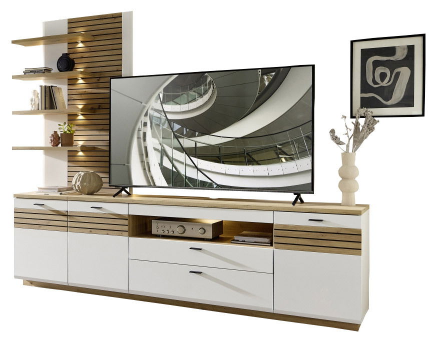 Moderne Wandkombination mit Holz- und Weißakzenten, bestehend aus Regalen, Schränken und einem TV-Board, frontal betrachtet.