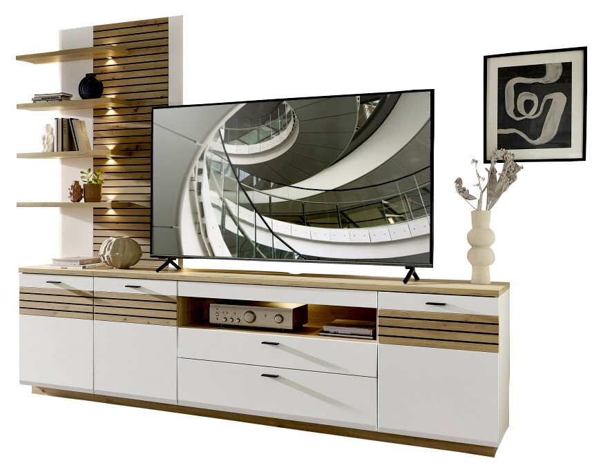 Moderne wandopstelling met houten en witte accenten, bestaande uit planken, kasten en een tv-meubel, gezien vanaf de voorkant.