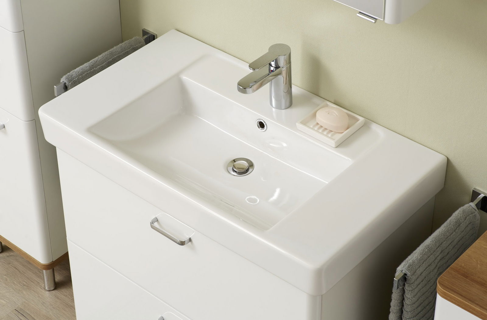 Keramikwaschtisch mit moderner Armatur und Seifenschale, Ansicht von oben