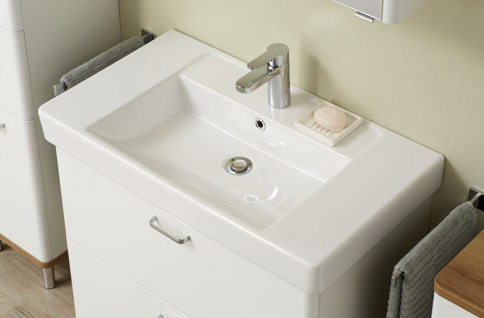 XORA Keramikwaschtisch NALA Keramikwaschtisch mit moderner Armatur und Seifenschale, Ansicht von oben