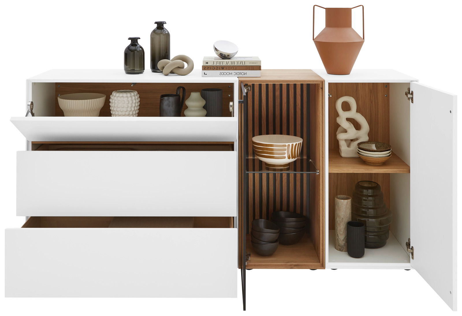 Modernes Sideboard mit weißem Korpus und Glasregal rechts, dekoriert mit Vasen und Keramik, aus der Frontansicht.