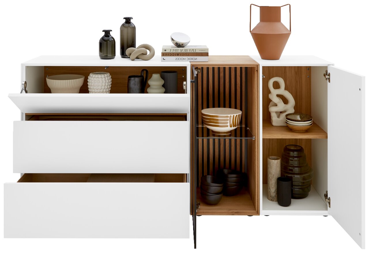 Modernes Sideboard mit weißem Korpus und Glasregal rechts, dekoriert mit Vasen und Keramik, aus der Frontansicht.