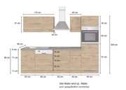 Küchenzeile in Holzoptik mit Einbaugeräten, bestehend aus Hängeschränken, Dunstabzugshaube, Spüle, Geschirrspüler, Herd und Backofen, frontale Ansicht.
