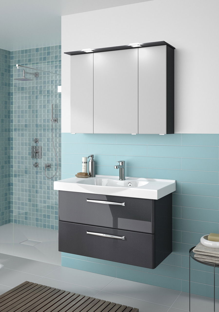 Moderner Badblock mit Waschbecken und Spiegelschrank, seitliche Perspektive