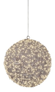 LED-Kugel aus Drahtgeflecht mit warmweißen Lichtern, von unten betrachtet