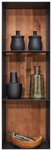 Regal mit schwarzem Metallrahmen und Holzhintergrund, gefüllt mit dekorativen Keramik- und Glasgefäßen, aus frontaler Perspektive.