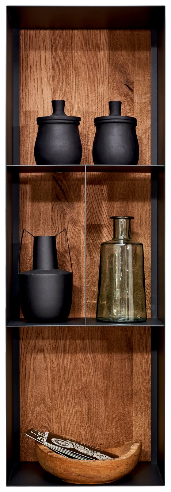 Regal mit schwarzem Metallrahmen und Holzhintergrund, gefüllt mit dekorativen Keramik- und Glasgefäßen, aus frontaler Perspektive.