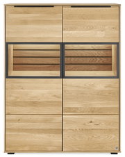 Hoge houten kast/highboard in eikenlook met twee bovenste lades, twee open vakken in het midden met een donker metalen frame en meerdere deuren onderaan, vooraanzicht
