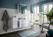 Modernes Badezimmer mit weißem Badblock, Spiegel und Waschbecken, seitliche Perspektive
