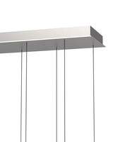 Moderne LED-Pendelleuchte von unten betrachtet, mit schlanken schwarzen Kabeln und rechteckigem Gehäuse.