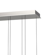 Moderne LED-Pendelleuchte von unten betrachtet, mit schlanken schwarzen Kabeln und rechteckigem Gehäuse.