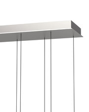 Moderne LED-Pendelleuchte von unten betrachtet, mit schlanken schwarzen Kabeln und rechteckigem Gehäuse.