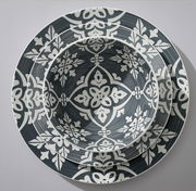 Draufsicht auf ein stilvolles, 16-teiliges Kombiset Salina mit dekorativem, floralen Muster in Grau und Weiß.