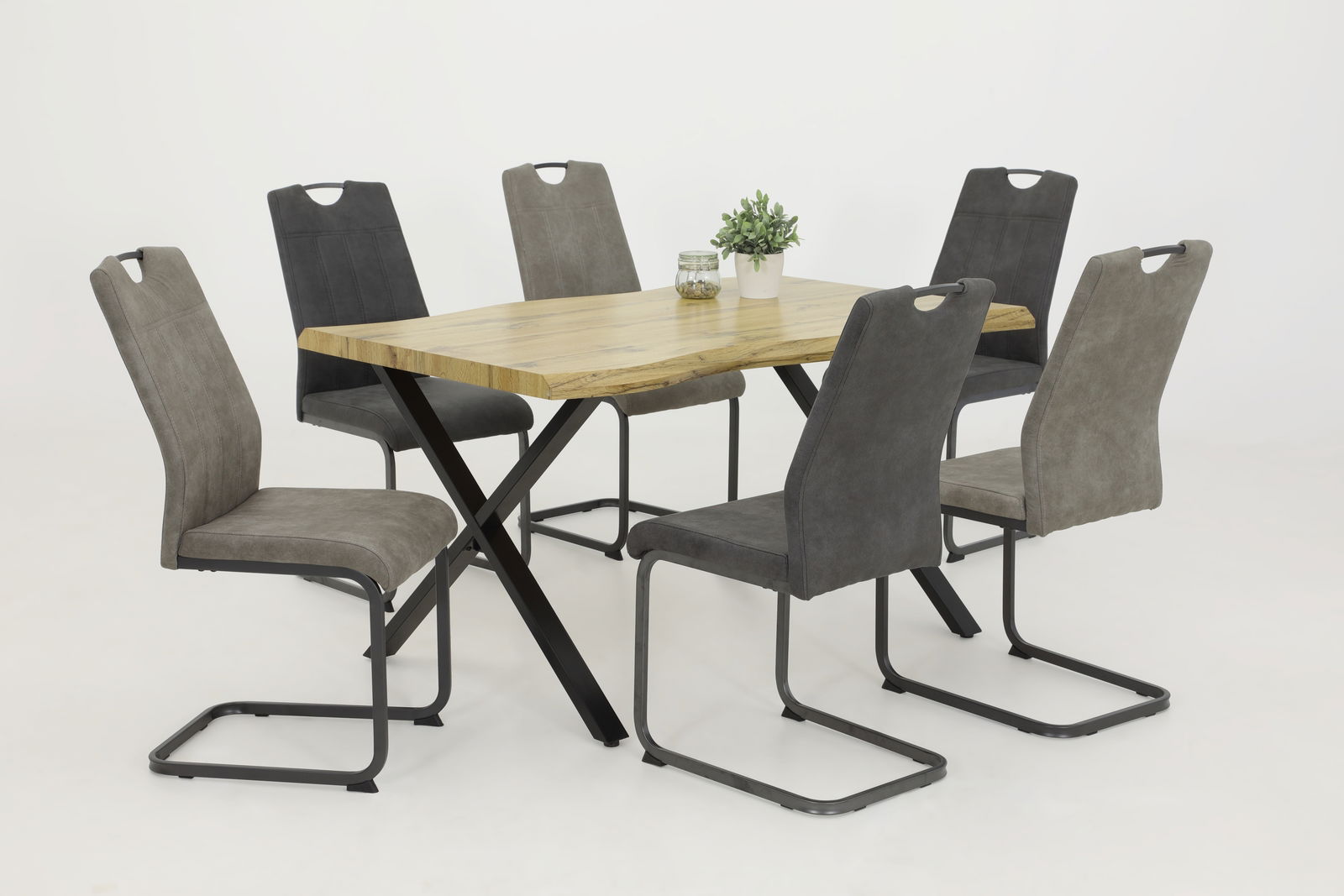 Z2 Schwingstuhl CHRISTINA Esszimmer mit sechs modernen Schwingstühlen in Grau und einem Holztisch mit Metallbeinen, seitliche Perspektive.